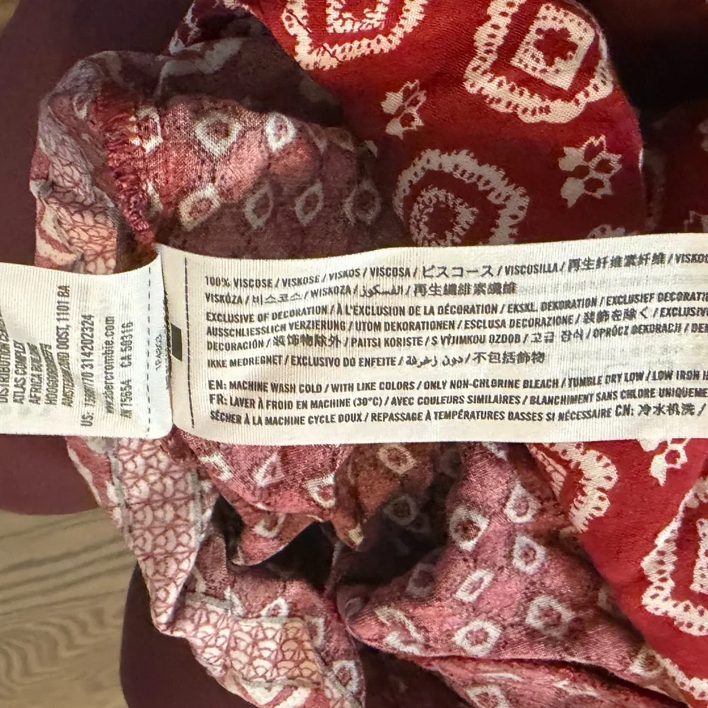 Abercrombie & Fitch Red Geometric Patterned Top - Picture 4 of 4